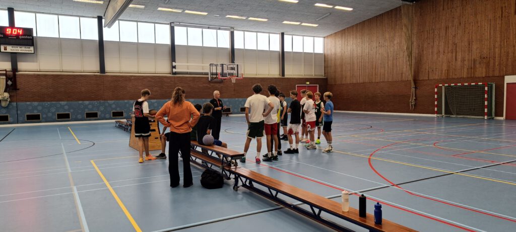 U-16 spelers volgen scheidsrechterscursus
